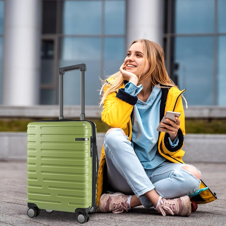 Detail van spinnerwielen op unisex uitbreidbare harde schaal reiskoffer met TSA-slot.
