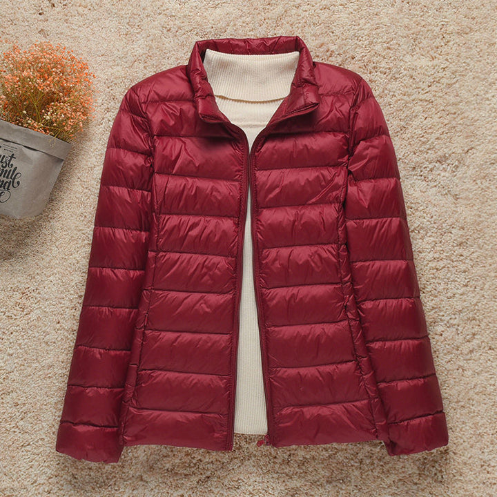 Vooraanzicht van de unisex gewatteerde jas met coltrui, ritssluiting en zakken, perfect voor outdoor.