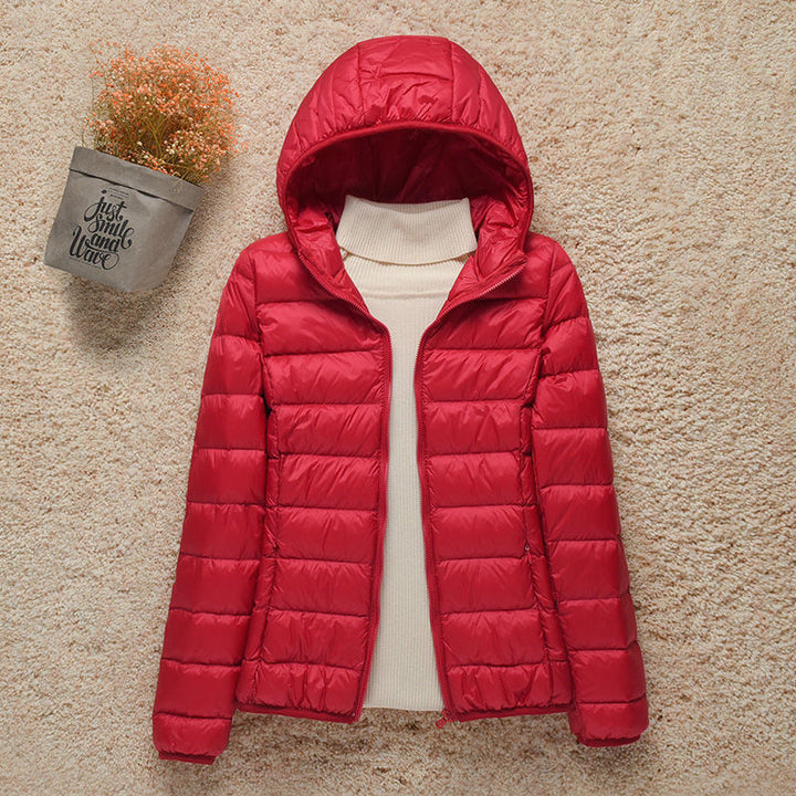 Vrouw draagt comfortabele unisex gewatteerde jas met coltrui, ideaal voor lente of herfst.