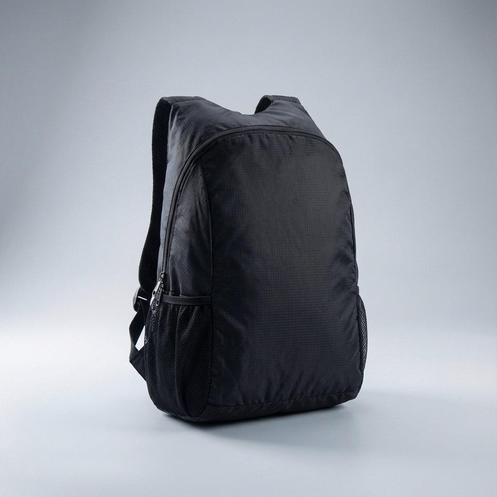 Compacte en ultralichte opvouwbare reistas van waterafstotend polyester, handig als extra bagage of dagrugzak.