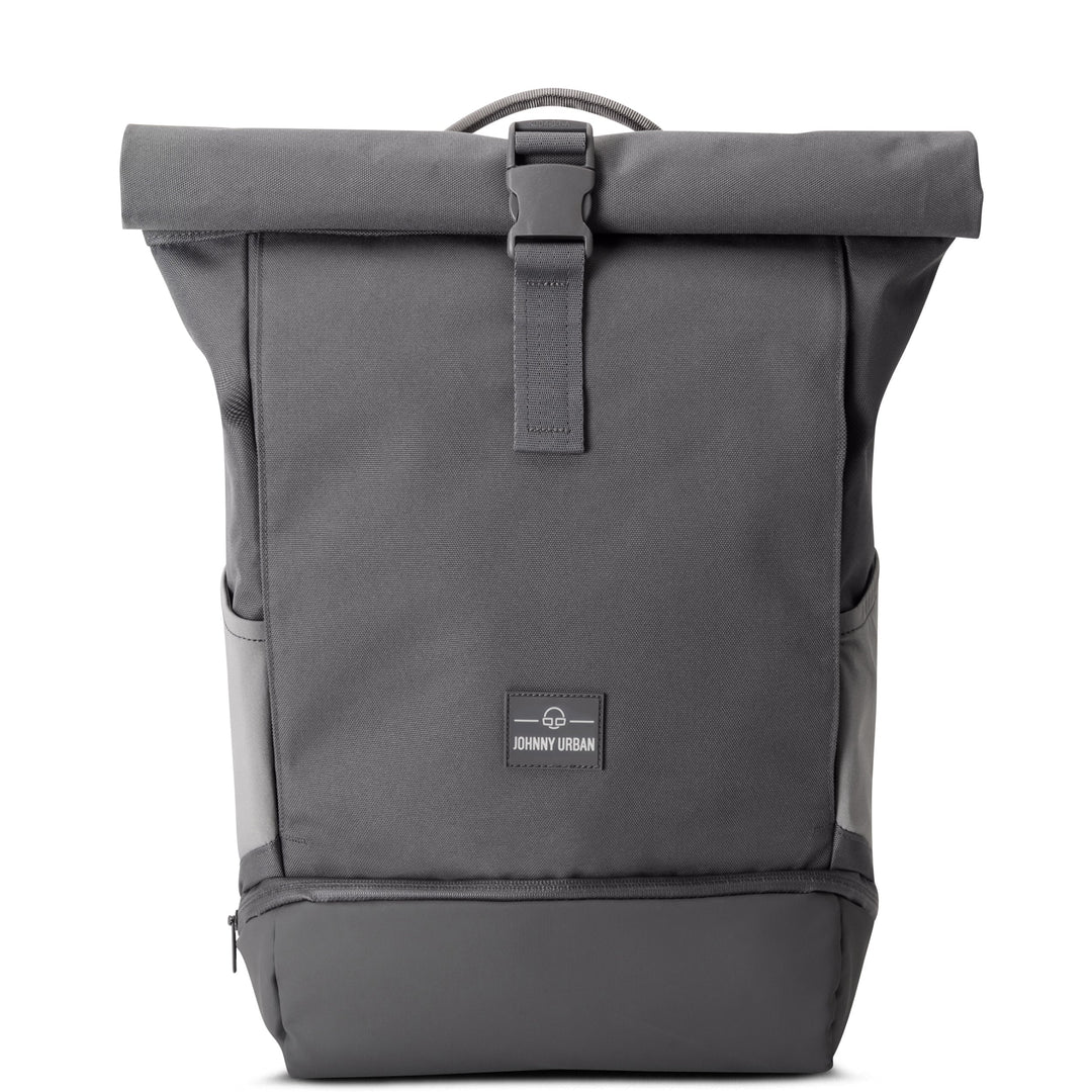 Gedragen UrbanFlow rolltop rugzak, benadrukt het unisex design en de comfortabele pasvorm.