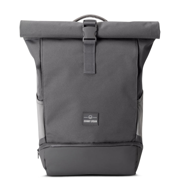 Gedragen UrbanFlow rolltop rugzak, benadrukt het unisex design en de comfortabele pasvorm.
