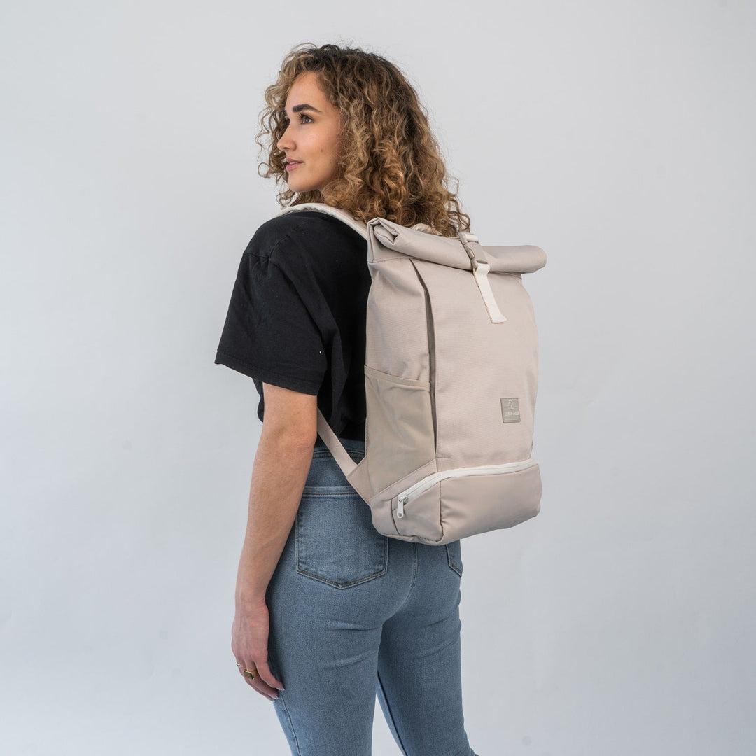 Detail van de robuuste rolltop sluiting en waterbestendige stof van de UrbanFlow rugzak.