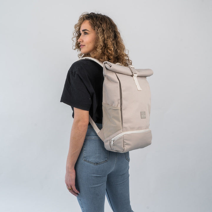 Detail van de robuuste rolltop sluiting en waterbestendige stof van de UrbanFlow rugzak.