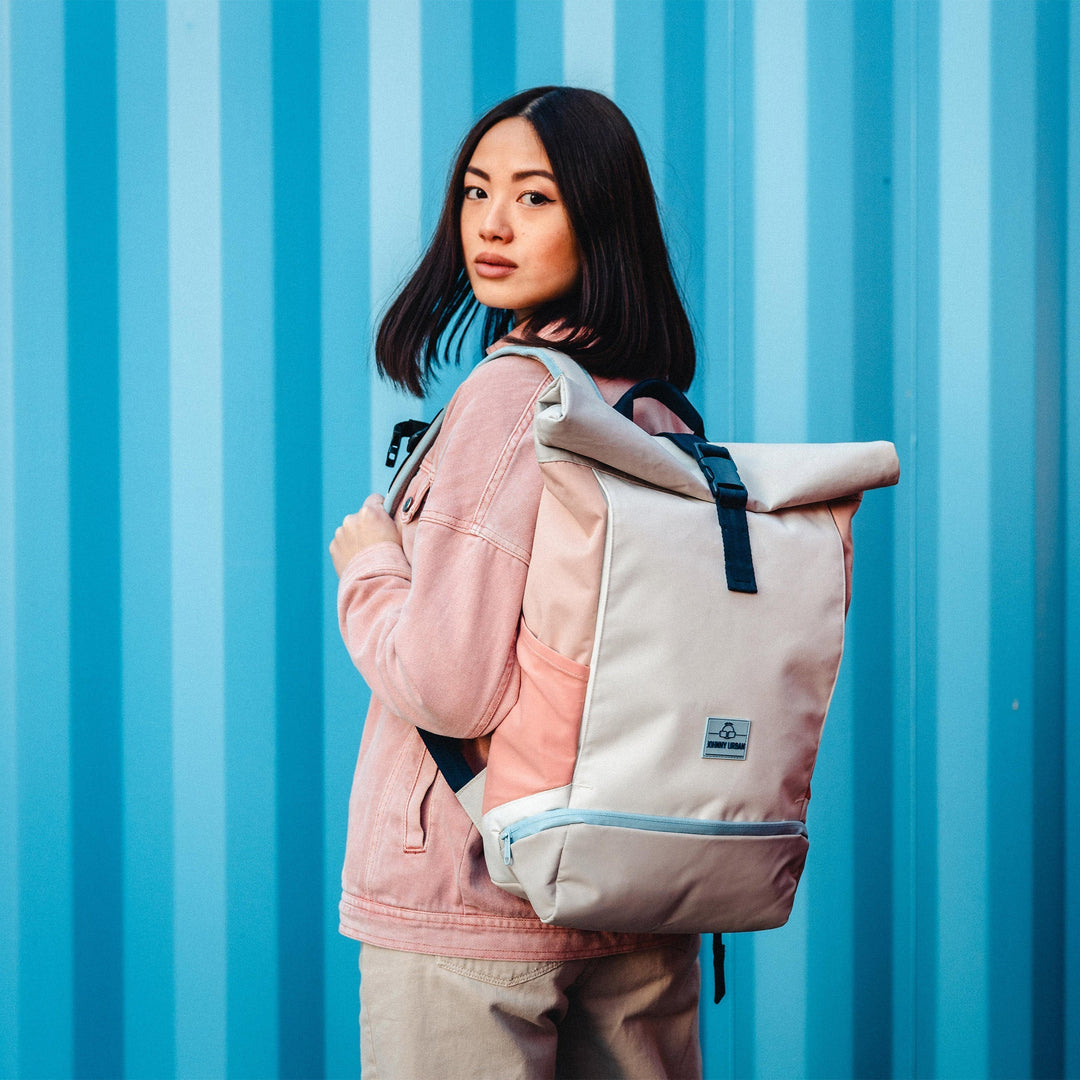 Elegante UrbanFlow rolltop rugzak, combineert functionaliteit met een eigentijds modern design.