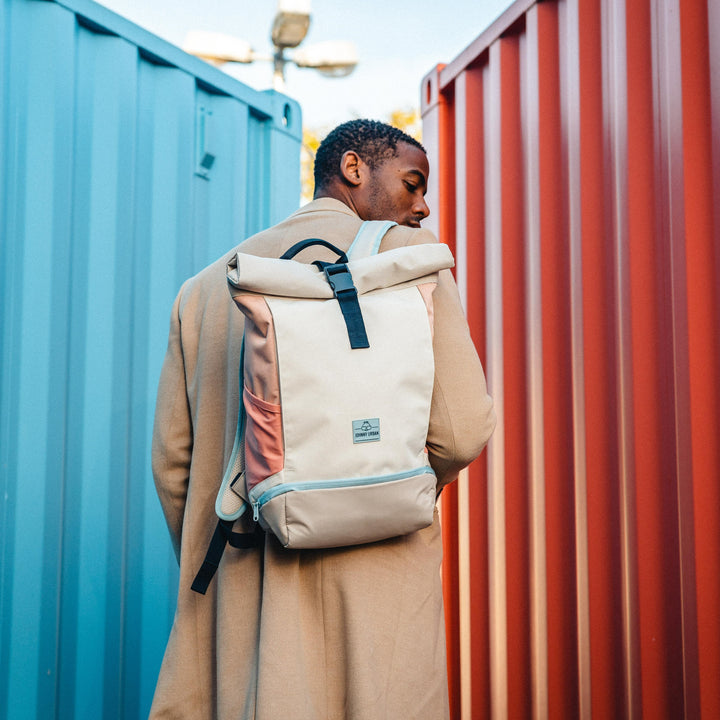 Veelzijdige UrbanFlow rolltop rugzak, ideaal voor zowel zakelijk gebruik als casual uitjes.