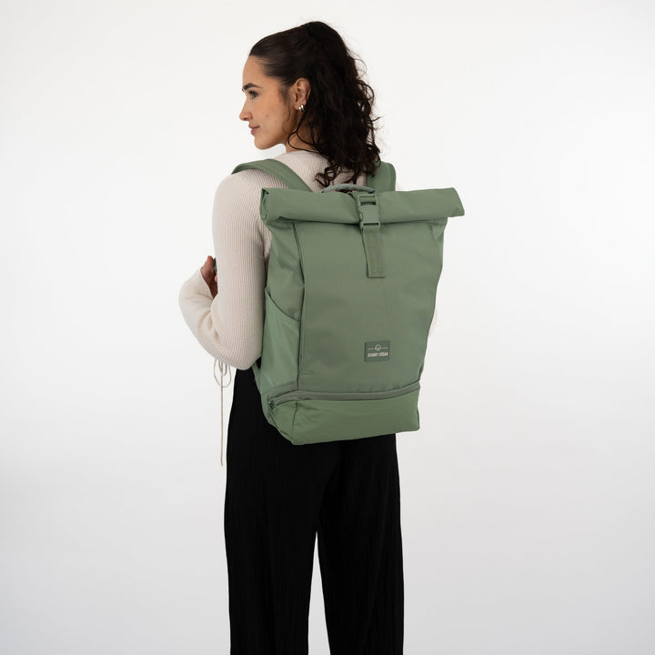 Lichtgewicht UrbanFlow rolltop dagrugzak, perfect voor woon-werkverkeer en dagelijkse excursies.