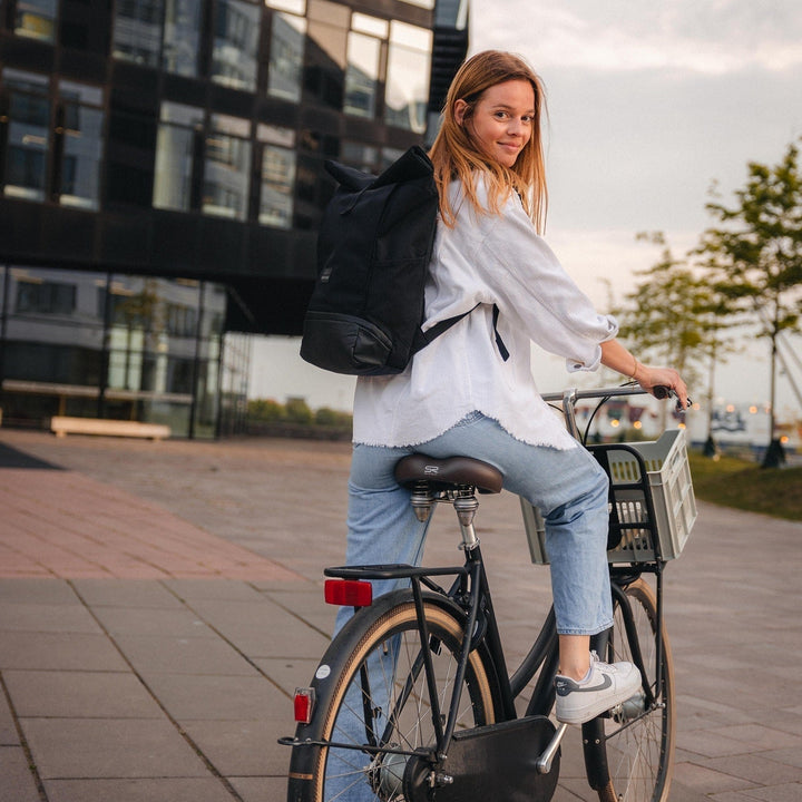 Stijlvolle UrbanFlow rolltop rugzak met veilig laptopvak voor de moderne professional.