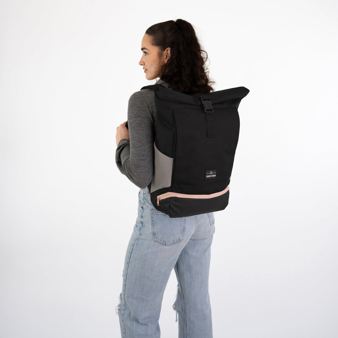 UrbanFlow rolltop rugzak met ruimte voor sportkleding, boeken en een 15-inch laptop.