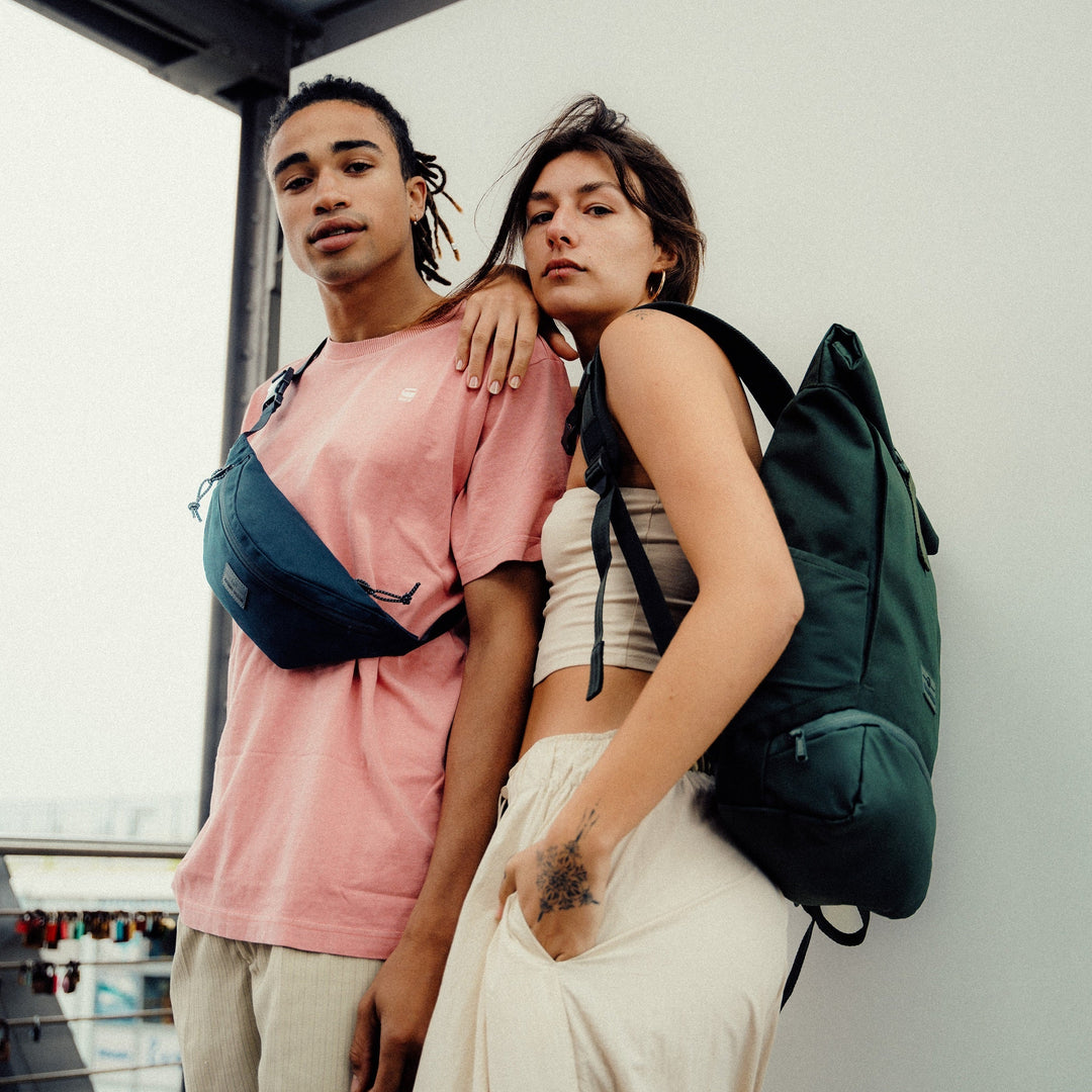 De UrbanFlow rolltop rugzak: jouw stijlvolle georganiseerde partner voor elke dag en reis.