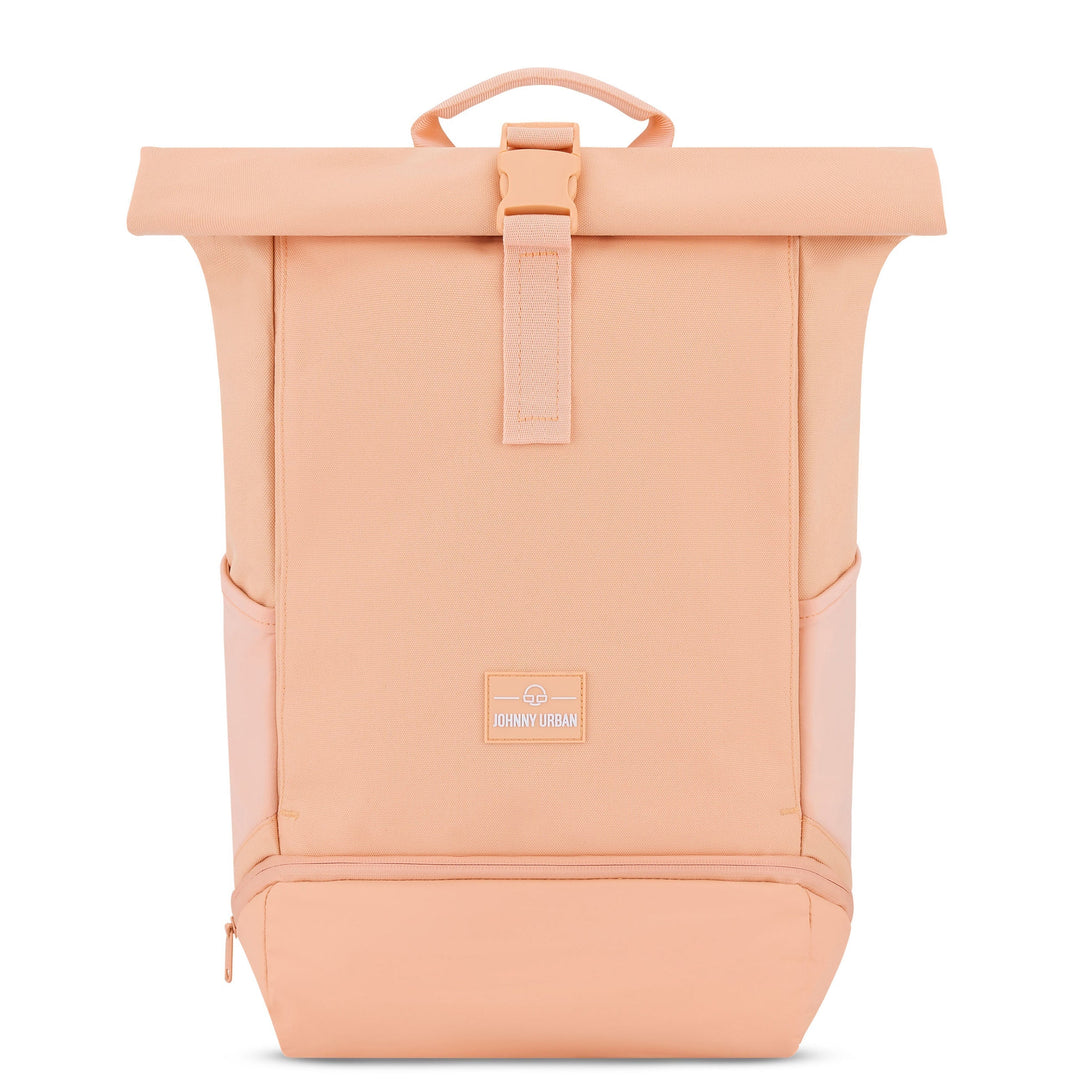 UrbanFlow rolltop rugzak gevuld met benodigdheden, benadrukt de capaciteit en het gebruiksgemak.