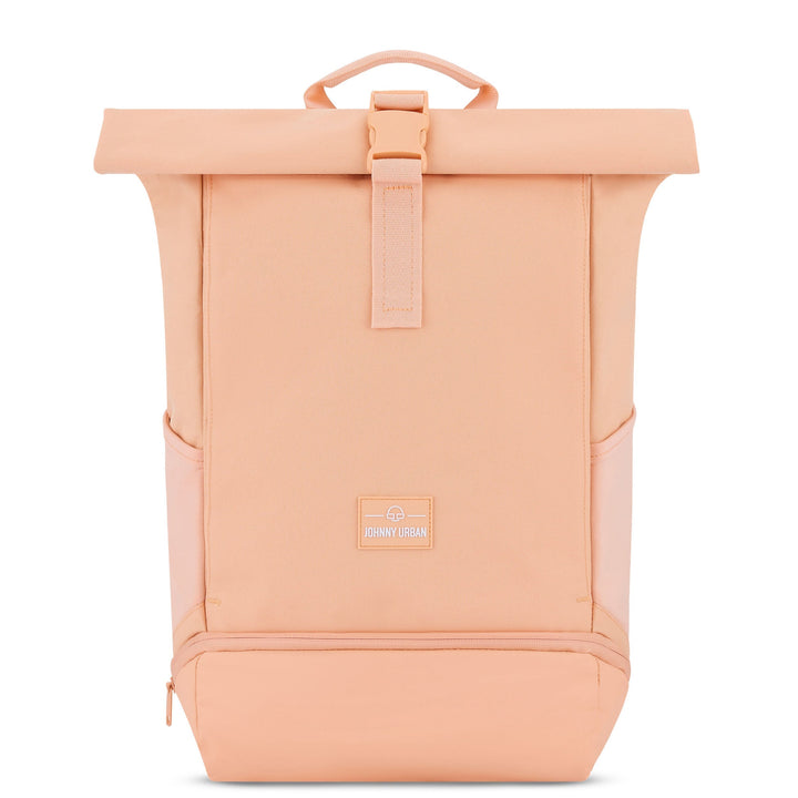 UrbanFlow rolltop rugzak gevuld met benodigdheden, benadrukt de capaciteit en het gebruiksgemak.