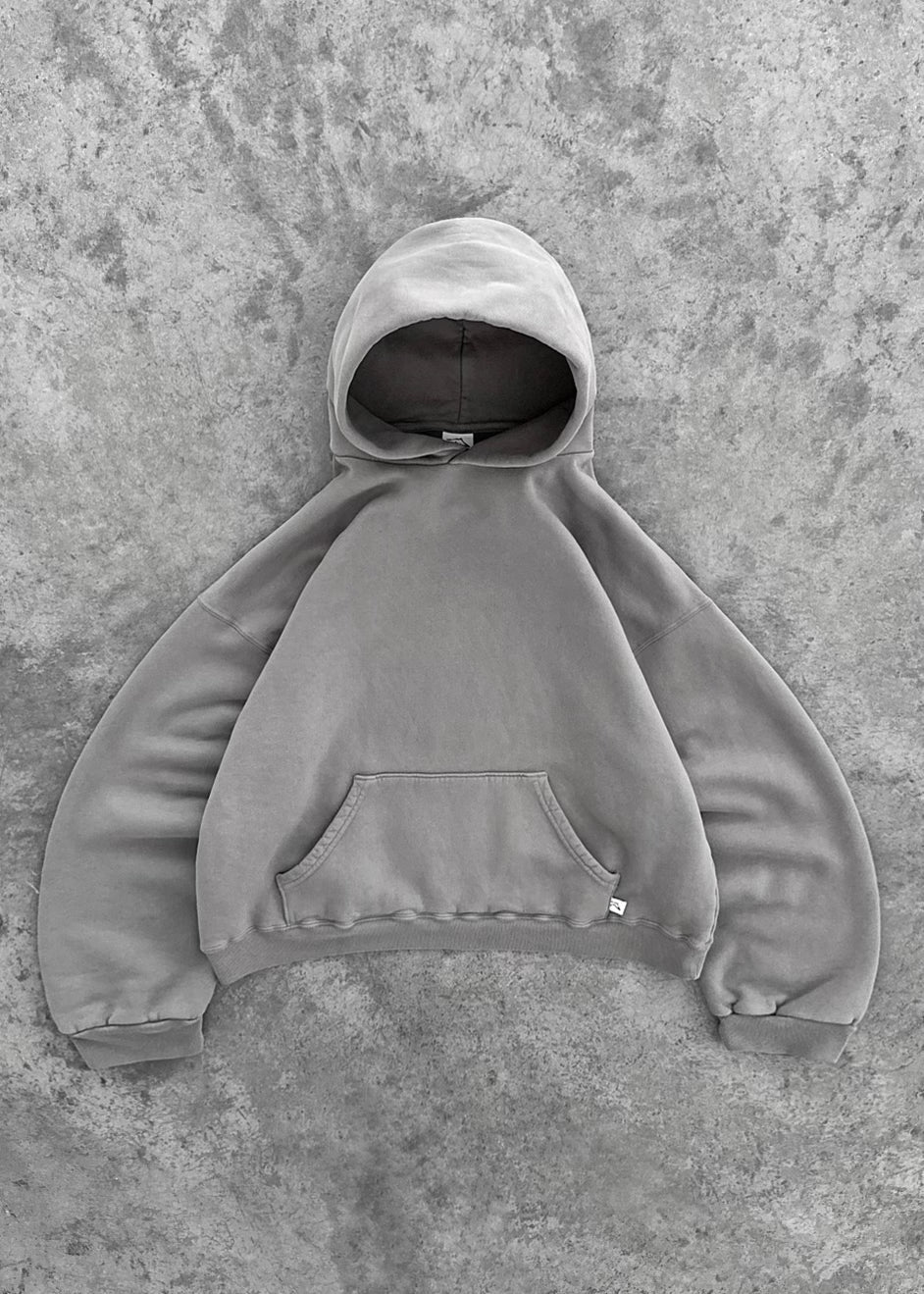 Trendy unisex hoodie met ruime zak, praktisch en comfortabel voor dagelijks gebruik.