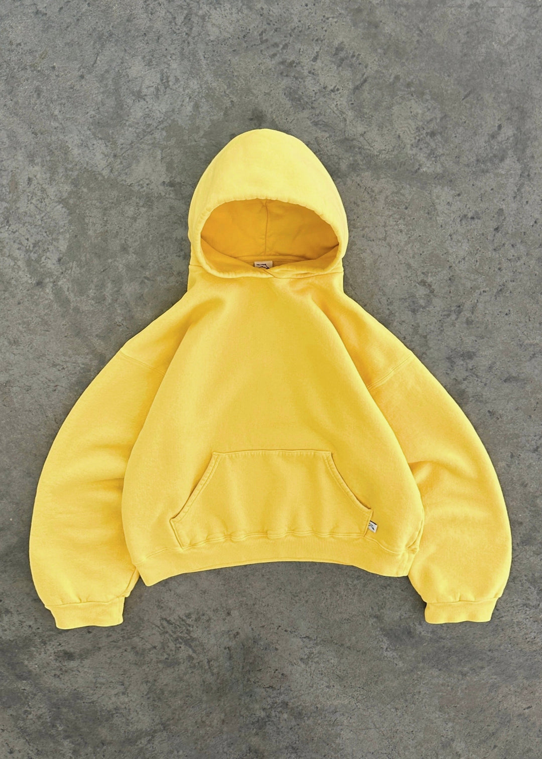 Casual unisex hoodie in zonnig geel, brengt kleur en warmte in je outfit.