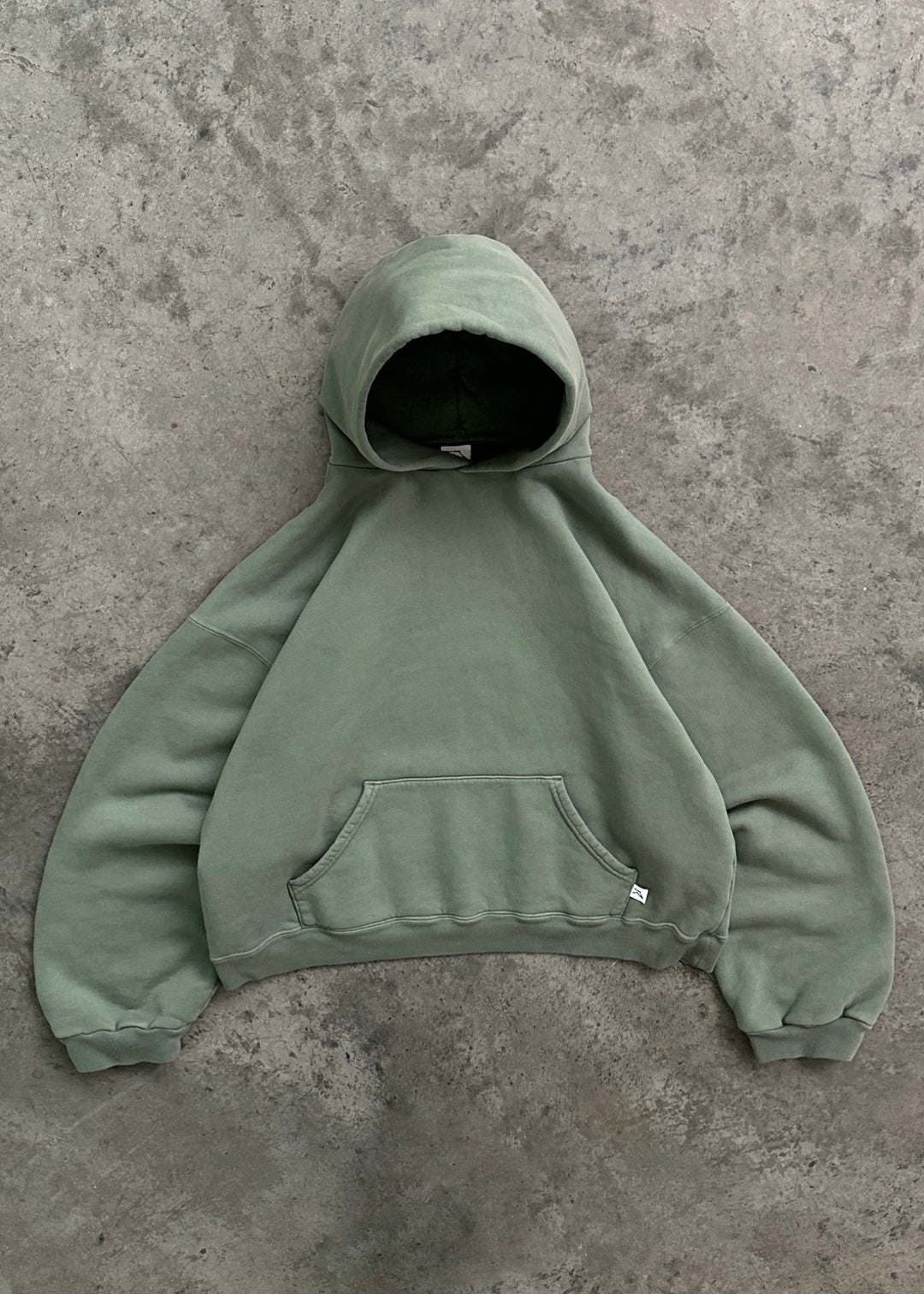 Warme unisex hoodie van zachte stof, verkrijgbaar in diverse trendy kleuren.