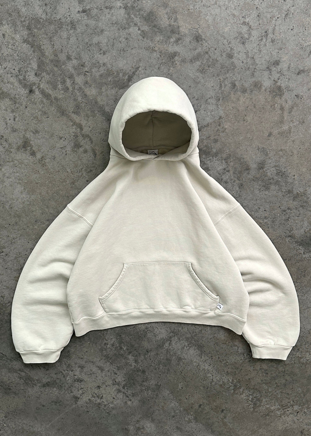 Hoogwaardige unisex hoodie in klassiek zwart, combineert warmte en stijl moeiteloos.