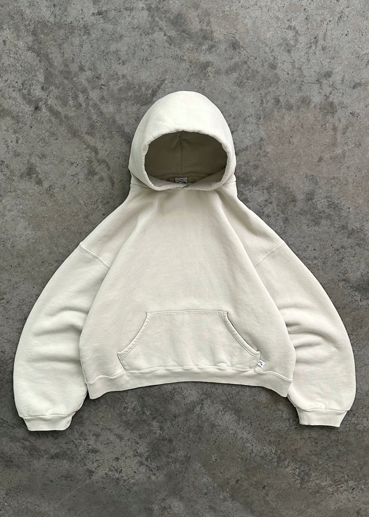 Hoogwaardige unisex hoodie in klassiek zwart, combineert warmte en stijl moeiteloos.