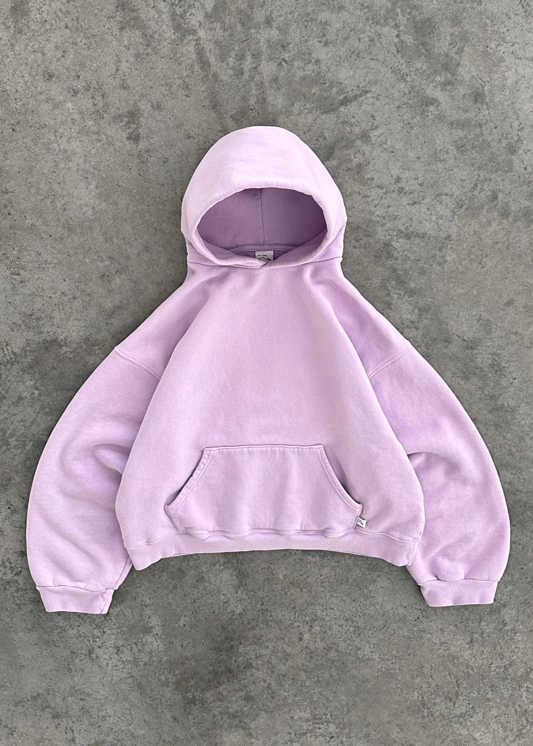 Ontspannen pasvorm unisex hoodie voor comfortabele herfst- en winterdagen.