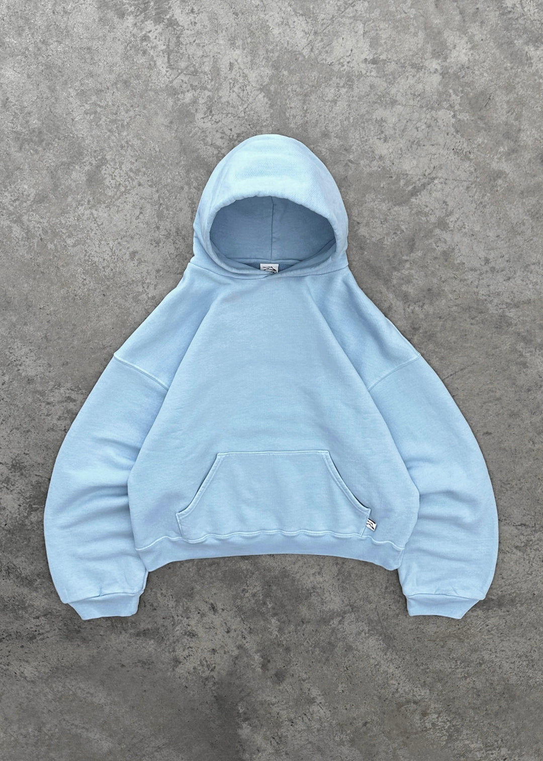 Zachte unisex capuchontrui in bordeauxrood, perfect voor een warme, casual look.