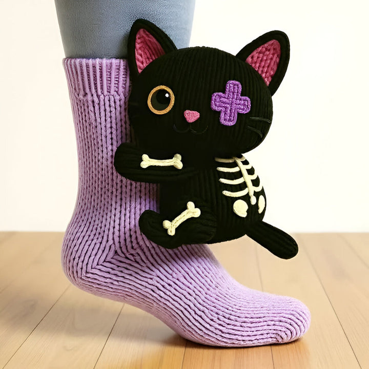 Levendige kleuren van opgevouwen 3D-dierensokken, klaar als vrolijk cadeau. Comfortabele huissokken.