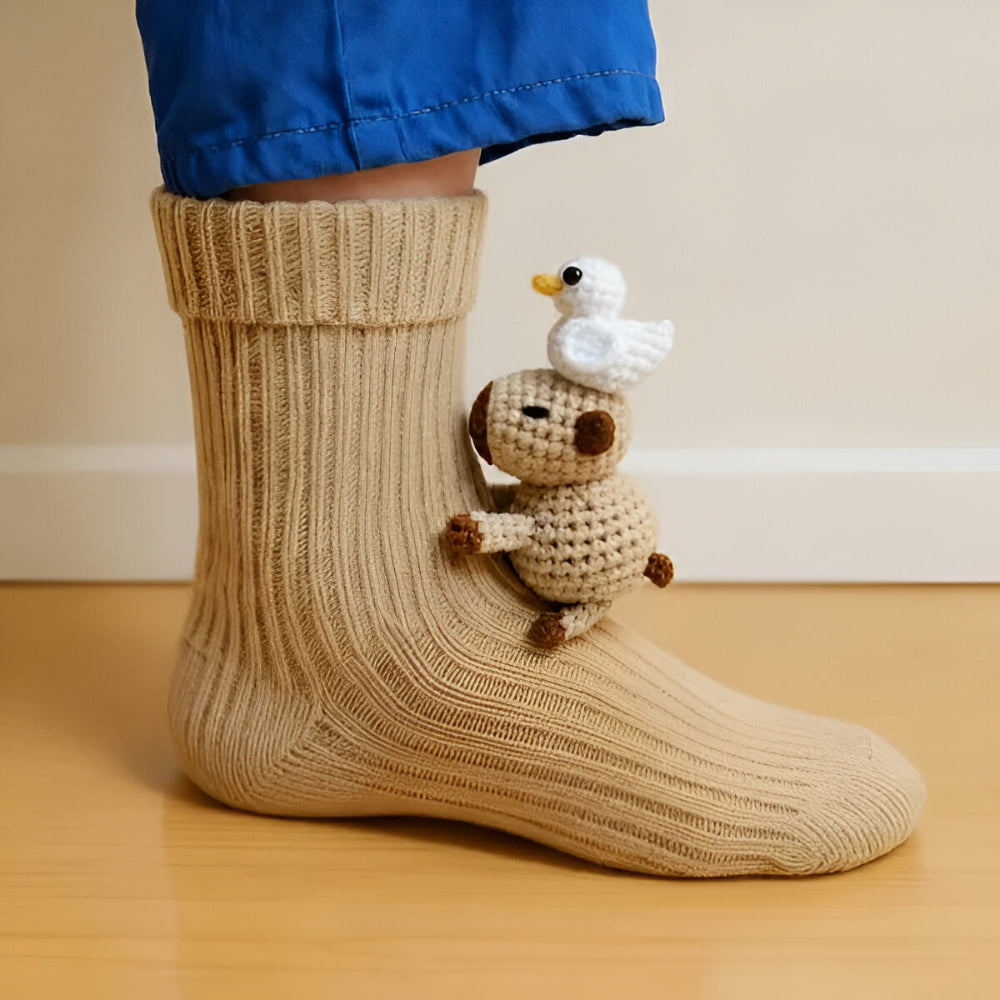 Close-up van een enkele vrolijke 3D-dierensok, toont het gedetailleerde ontwerp en warme materiaal.