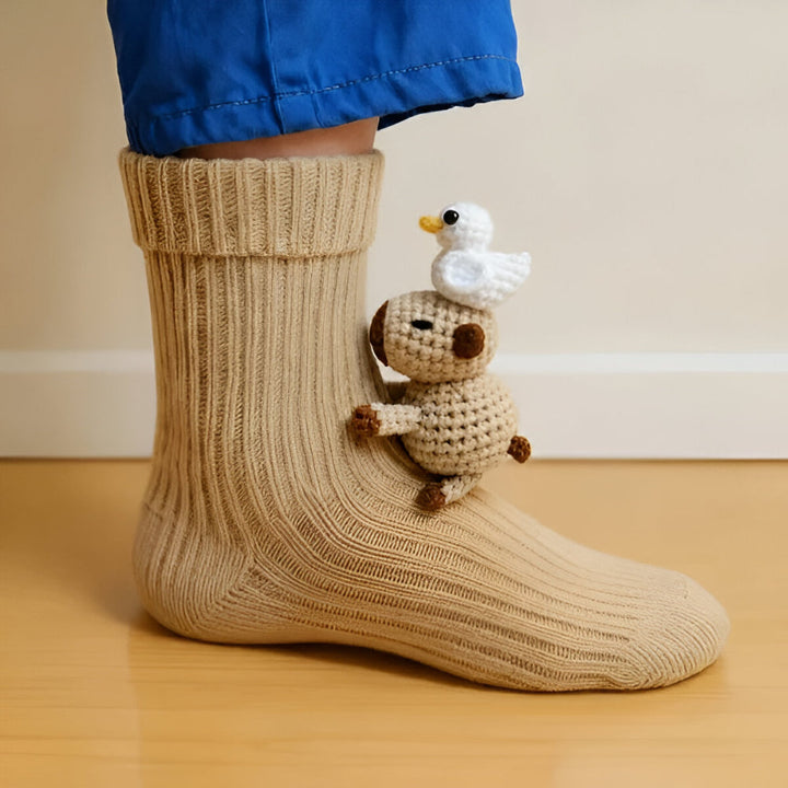 Close-up van een enkele vrolijke 3D-dierensok, toont het gedetailleerde ontwerp en warme materiaal.