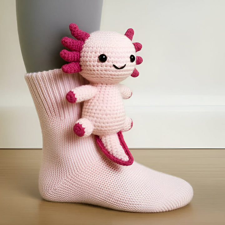 Persoon loopt veilig in antislip huissokken met dierenprint, toont functionaliteit en comfort. Unisex.