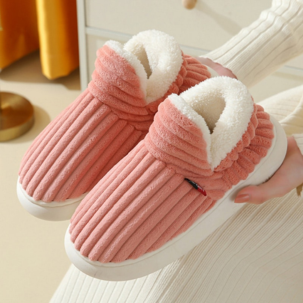 Zachte binnen pantoffels met pluche voering, bieden heerlijk voetcomfort. Warme unisex huisschoenen voor ontspanning.