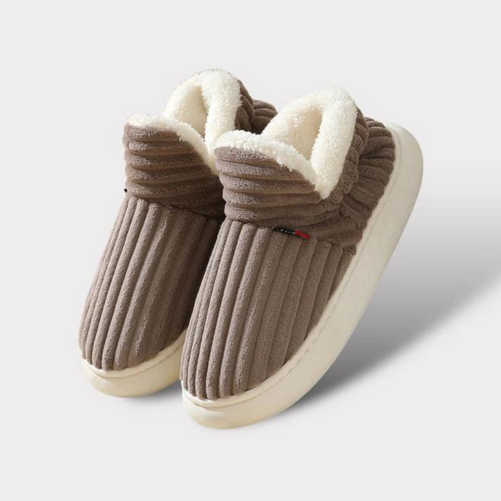Pluche binnen pantoffels die je voeten warm houden. Comfortabele antislip huisschoenen voor koude winterdagen thuis.