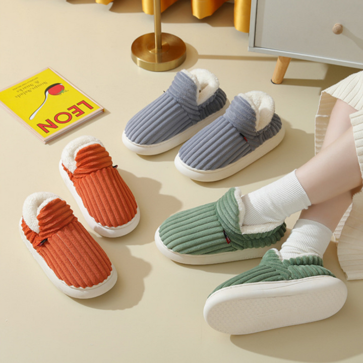Antislip winter pantoffels voor veiligheid en warmte thuis. Comfortabele unisex huisschoenen met zachte binnenkant.