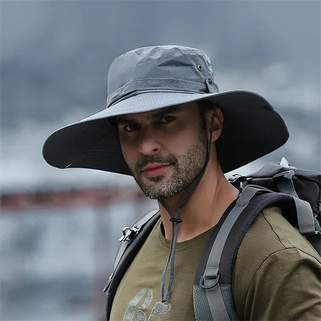 Unisex lichtgrijze zomerhoed met kinband, waterafstotend en ademend, perfect voor wandelen en strand.