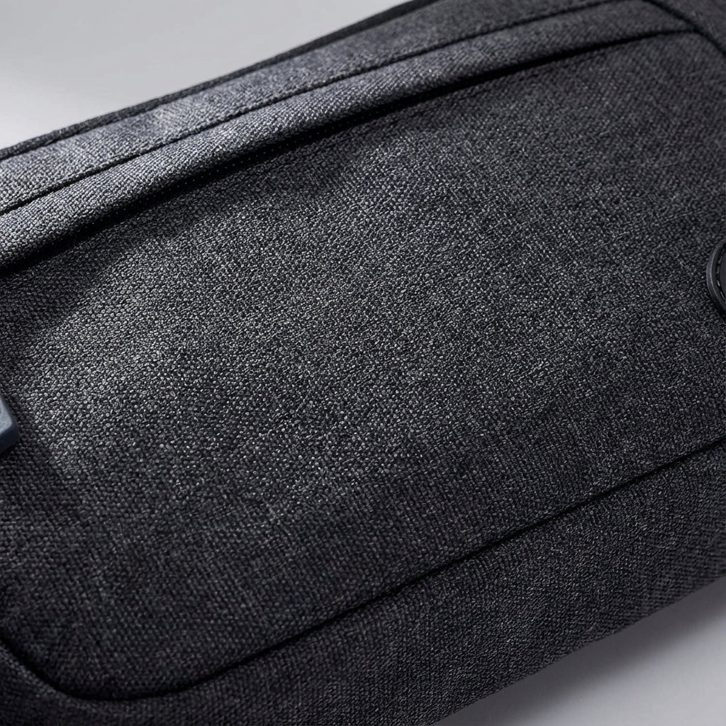 Slim waterdicht heuptasje AquaHipz met handige opberging, perfect voor unisex gebruik tijdens sport, reizen of als crossbody tas.