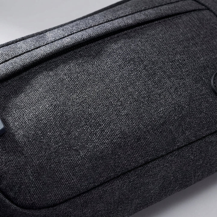 Slim waterdicht heuptasje AquaHipz met handige opberging, perfect voor unisex gebruik tijdens sport, reizen of als crossbody tas.