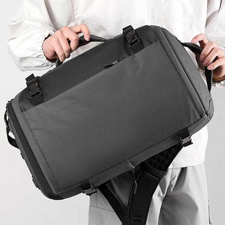 TrekPro waterdichte rugzak voor 15 inch laptops. Anti-diefstal design met USB-C poort voor veilige en opgeladen reizen.