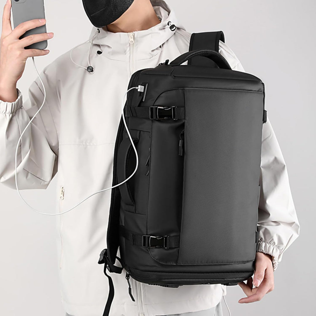 Ruime waterdichte schooltas of dagrugzak voor 15 inch laptop. Unisex design met USB-C oplaadfunctie.