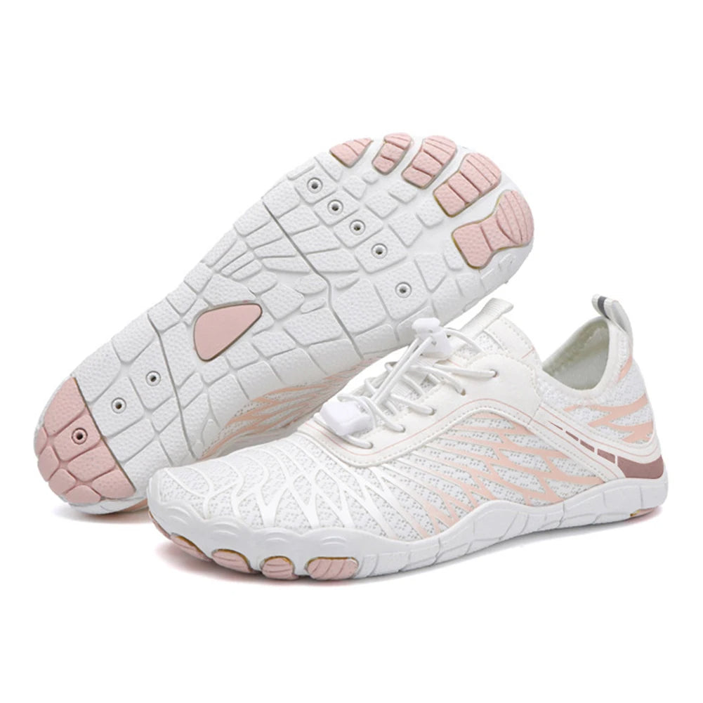Outdoor waterschoenen met sterke antislipzool, veilig voor wandelen op natte ondergronden.