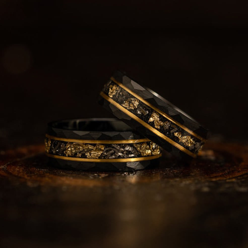 Unisex wolfram ring met gouden blad en zwarte meteoriet inlay, een robuust en stijlvol sieraad.
