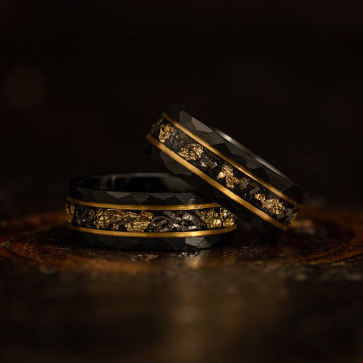 Unisex wolfram ring met gouden blad en zwarte meteoriet inlay, een robuust en stijlvol sieraad.