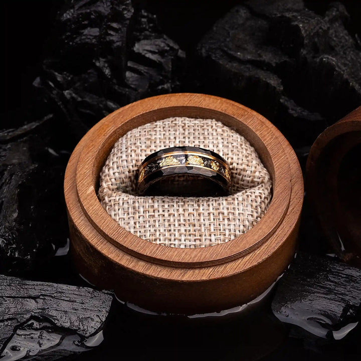 Glanzende wolfram ring met gouden blad design en zeldzame zwarte meteoriet inlay, uniek voor iedereen.
