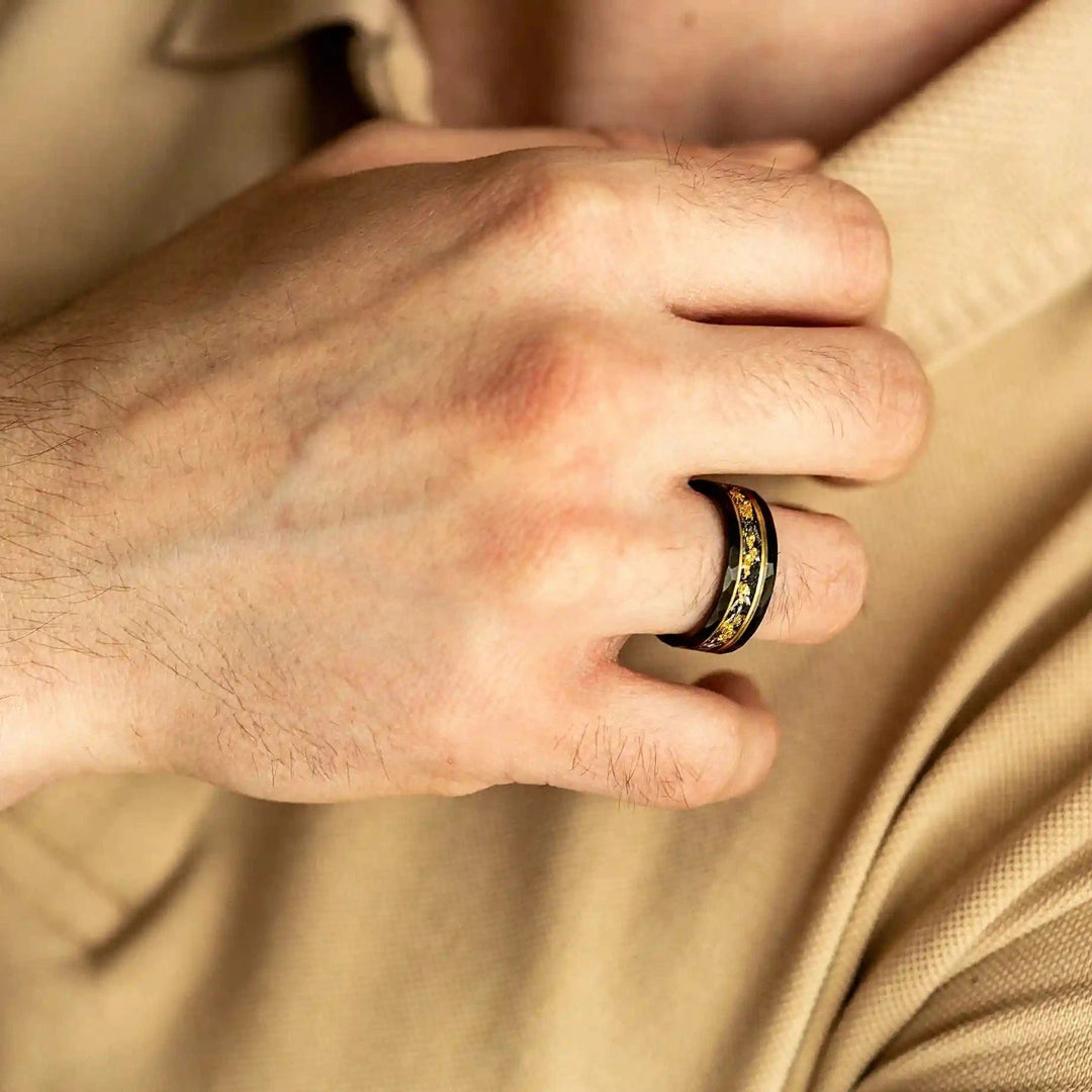 Luxe wolfram ring 'Orion' met glanzend gouden blad en unieke zwarte meteoriet inlay, duurzaam & uniek.