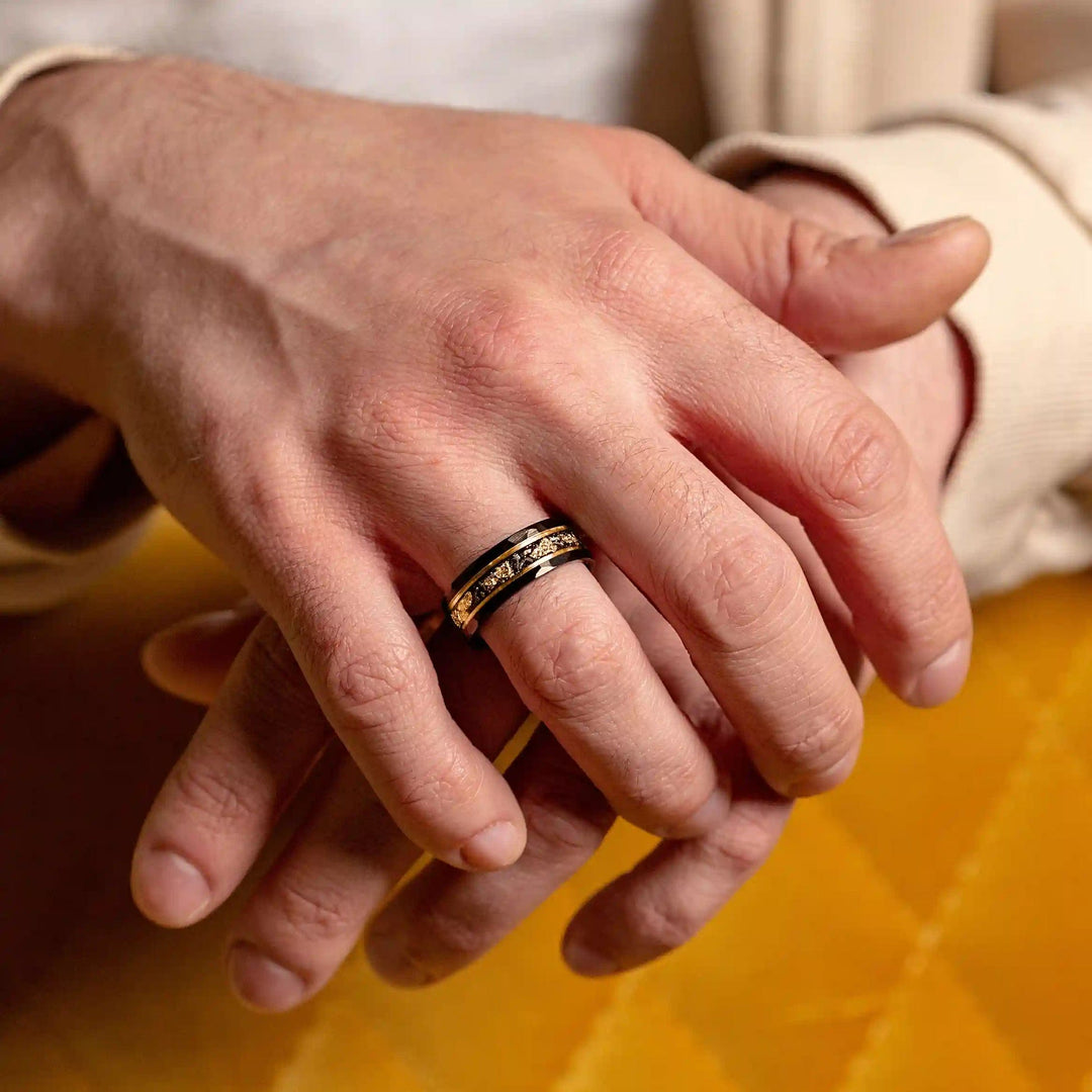 Duurzame unisex wolfram ring met elegant gouden blad en mysterieus zwarte meteoriet inlay, stijlvol.