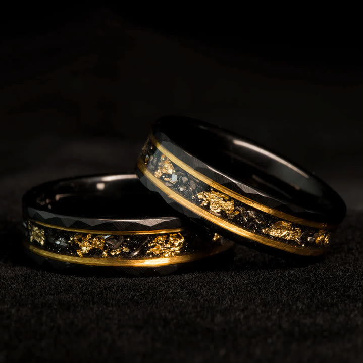 Robuuste mannen & vrouwen ring: wolfram met gouden blad en zwarte meteoriet inlay, uniek en luxe.