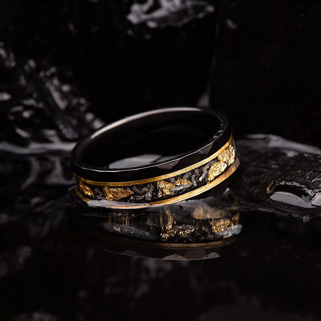 Unieke 'Orion' wolfram ring, gouden blad en zwarte meteoriet. Een luxe en duurzame unisex ring.