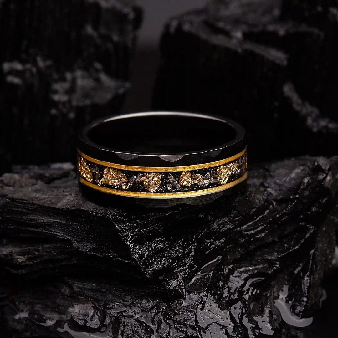 Close-up van de unisex wolfram ring: prachtige gouden blad en gedetailleerde zwarte meteoriet inlay.