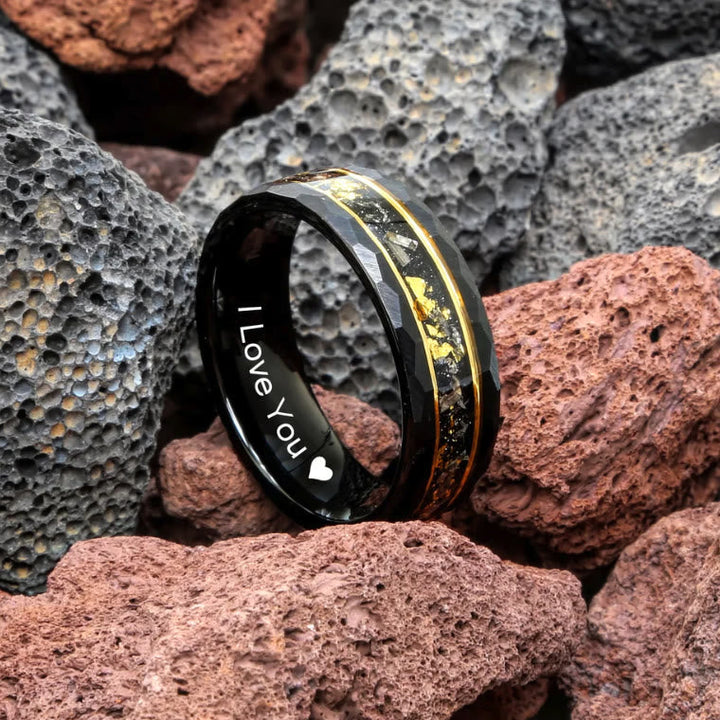 Exclusieve wolfram ring met gouden blad accent en zwarte meteoriet. Stijlvol unisex sieraad, duurzaam.