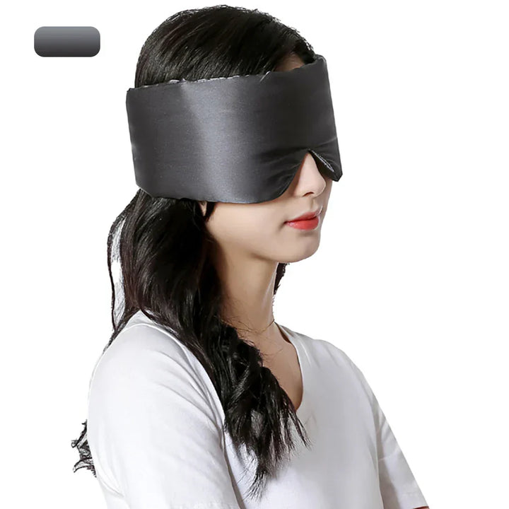 Luxe moerbeizijden slaapmasker, zacht aanvoelend, voor totale duisternis en ontspanning.