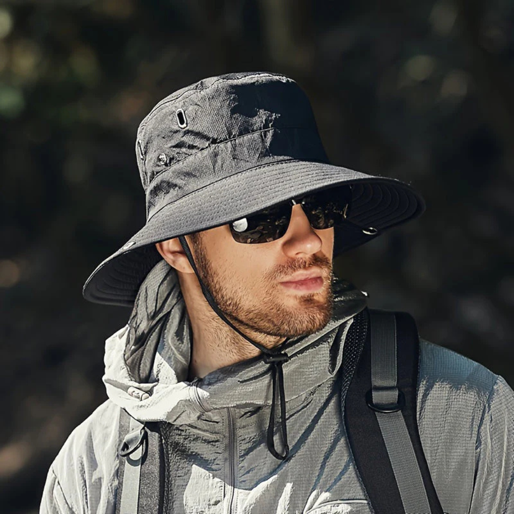Unisex zonnehoed met UV-bescherming, brede rand. Ideaal voor strand, wandelen en outdoor avonturen. Ademend en opvouwbaar.