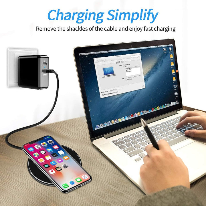 Zwarte draadloze oplaadpad 30W met USB-C, ideaal voor iPhone, Samsung en alle Qi-smartphones.