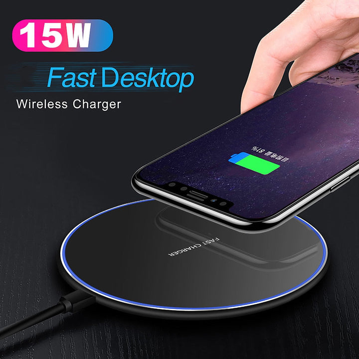 Draadloze oplaadpad met 30W vermogen voor supersnel laden van je smartphone, inclusief USB-C poort.