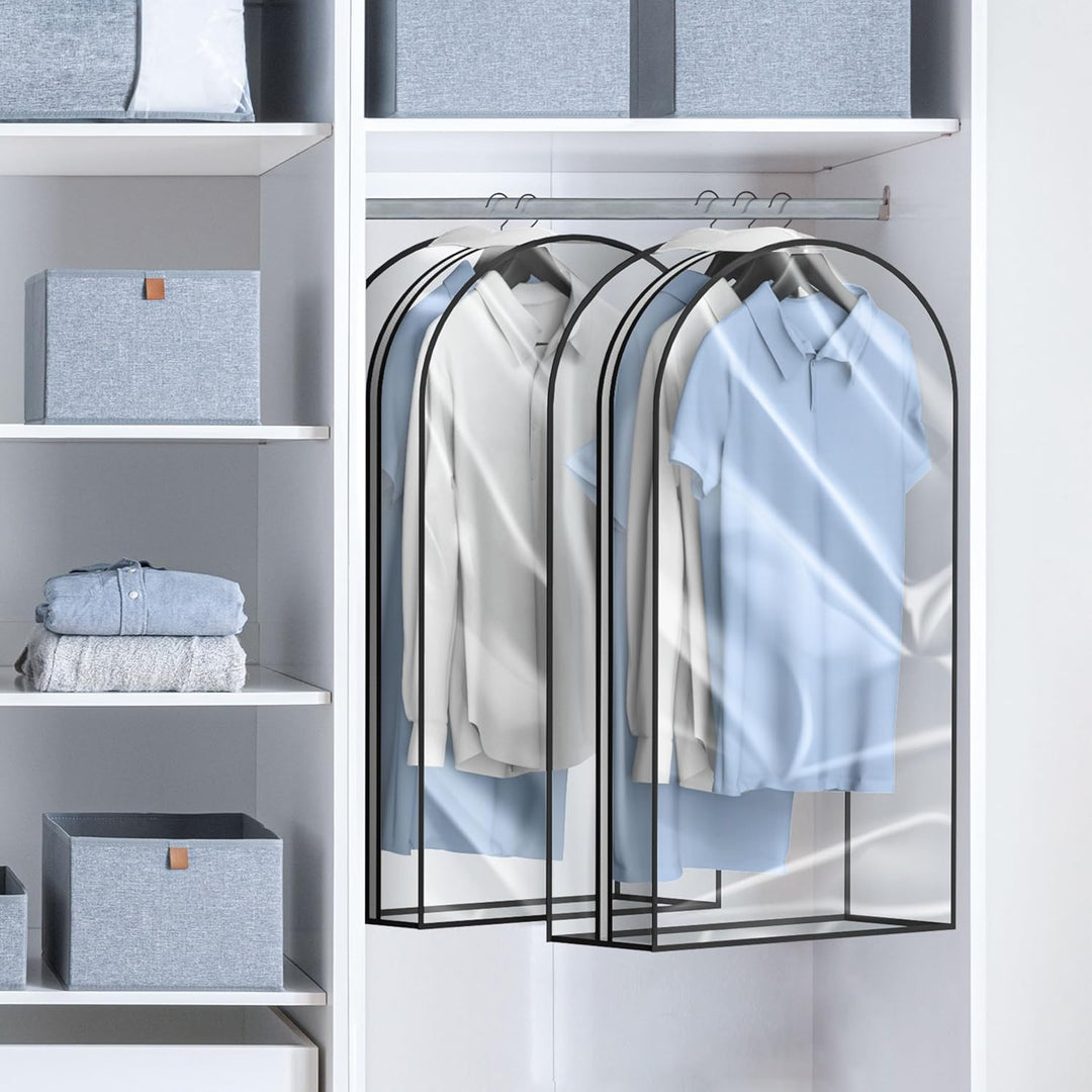 Zwarte heavy-duty reiskledingzak, toont zijn robuuste en universele design.